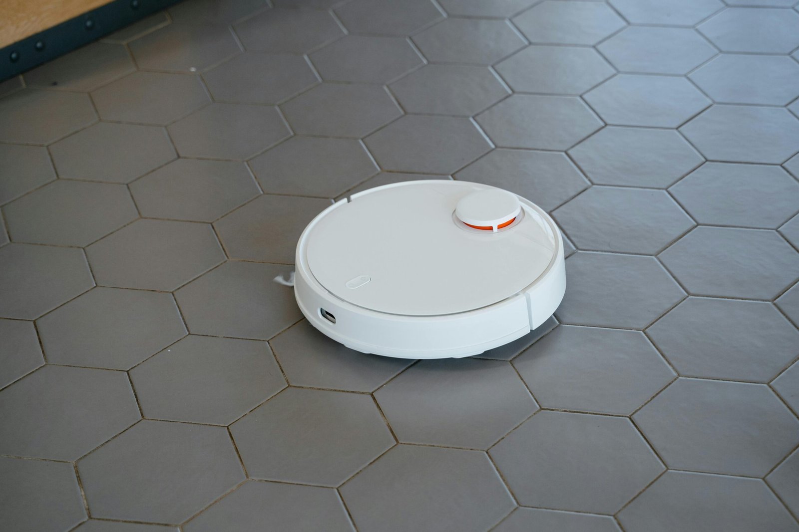 Aspirador de pó robô com mapeamento inteligente limpando sala moderna