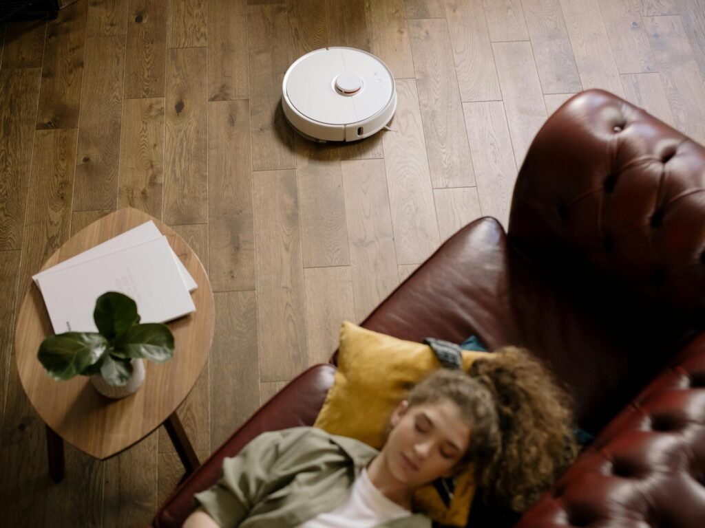melhor aspirador de pó robô limpando sala moderna com destaque para o Xiaomi S40C